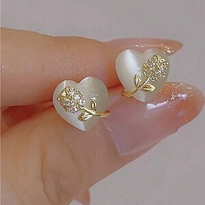 BRAND NEW 14K Gold Plated Elegant Rhinestone Flower Heart-Shaped Stud Earrings